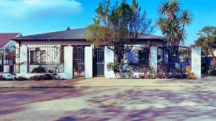Versatile Boksburg North house for sale: two semi-homes, ideal for families.