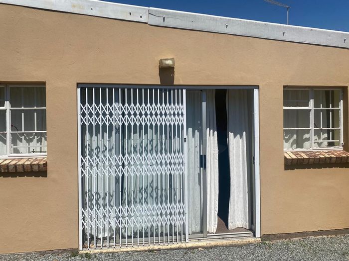 Flat To Rent in Top Town: 1 bedroom, parking, water included, convenient location.