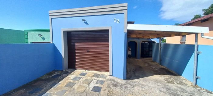 Amalinda House For Sale: 3 bedrooms, 2 bathrooms, secure yard, ample parking.