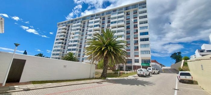 Flat For Sale in Humewood: Sea views, communal pool, secure access, 2 bedrooms.