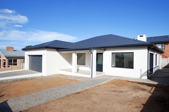 For Sale: 3-Bedroom House in Stilbaai Wes with open-plan living and double garage.