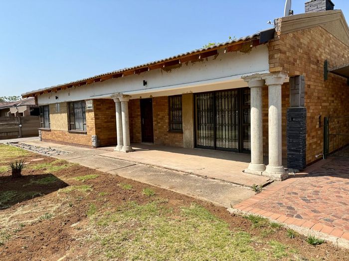 House for Sale in Vanderbijlpark Sw 1: 3 Bedrooms, Pool, Triple Garages.