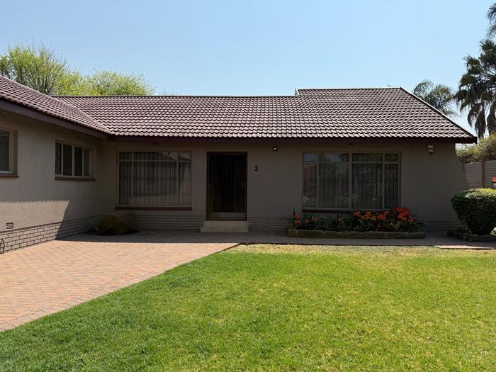For Sale: House in Vanderbijlpark SE 2 with pool, bar, and borehole irrigation.