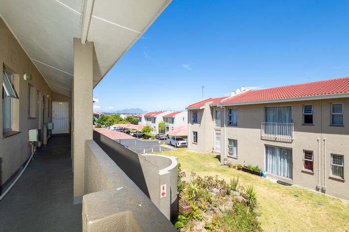 For Sale: 1-Bedroom Apartment in Oakglen with Pool, Security, and Braai Areas.