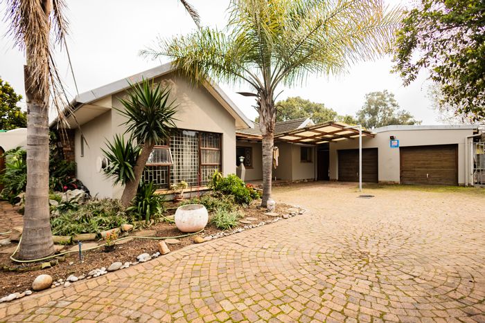 De La Haye House For Sale: Open plan living, pool, braai area, ample parking.