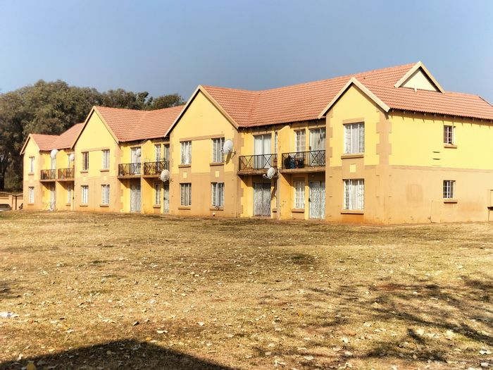 Eldorette Flat For Sale: 2-bed, balcony, secure complex, communal braai area.