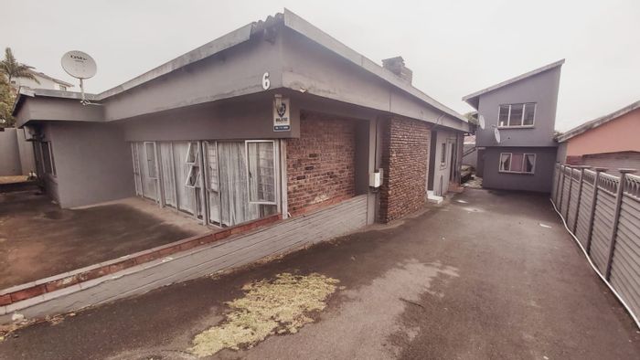 Bluff House For Sale: 3 beds, pool, 3 flatlets for rental income.