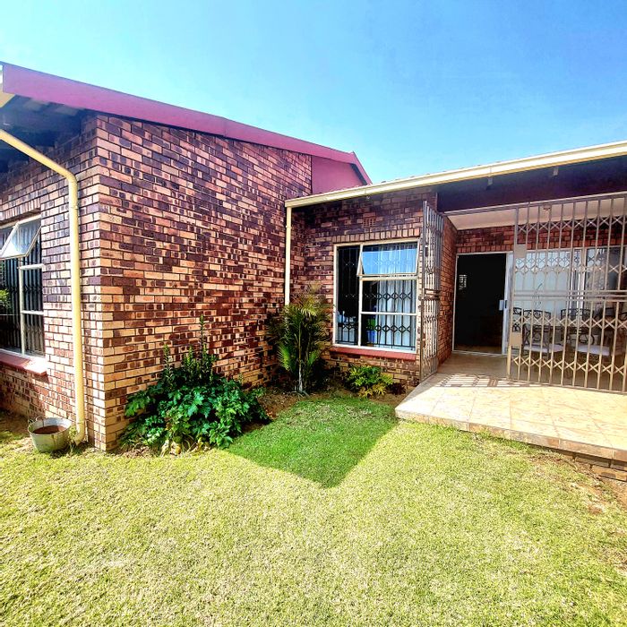 For Sale: 3-Bedroom Cluster in Benoni West with Enclosed Patio and Pet-Friendly Garden.