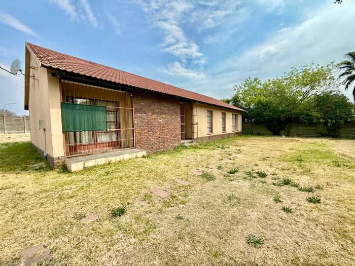 House To Rent in Secunda Central: 3 Bedrooms, study, open-plan living, large outdoor space.