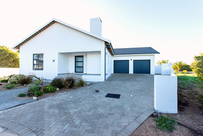 For Sale: House in Shelley Point with 3 bedrooms, indoor braai, double garage.