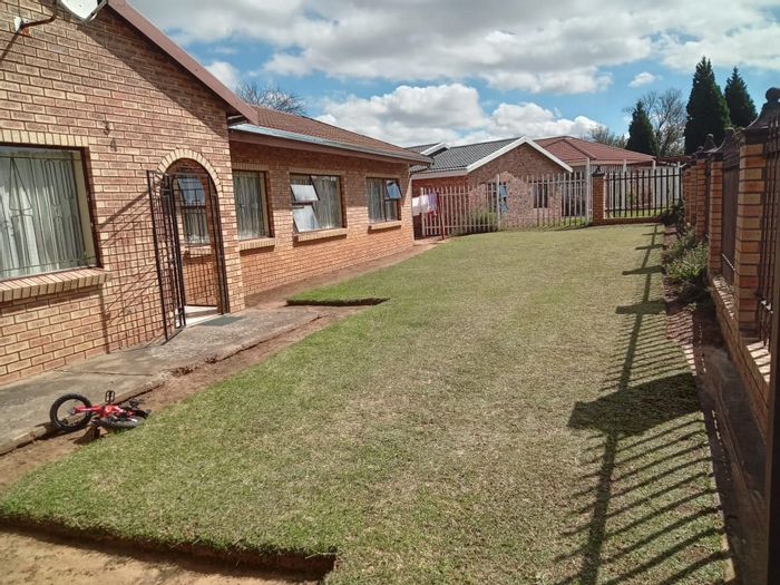 4-Bedroom House For Sale in Dundee Central with yard, security, and garage.