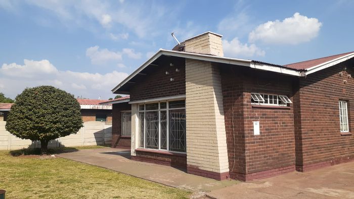 For Sale: House in Vanderbijlpark Cw 5 with 3 bedrooms, spacious yard, garage.
