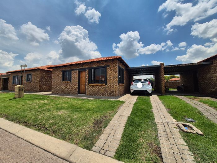 Evander House For Sale: 3 Bedrooms, secure complex, kids' park, water backup.