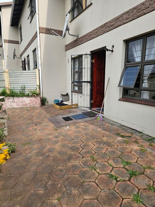 Caversham Glen Townhouse For Sale: 3 bedrooms, garage, garden, open-plan living.