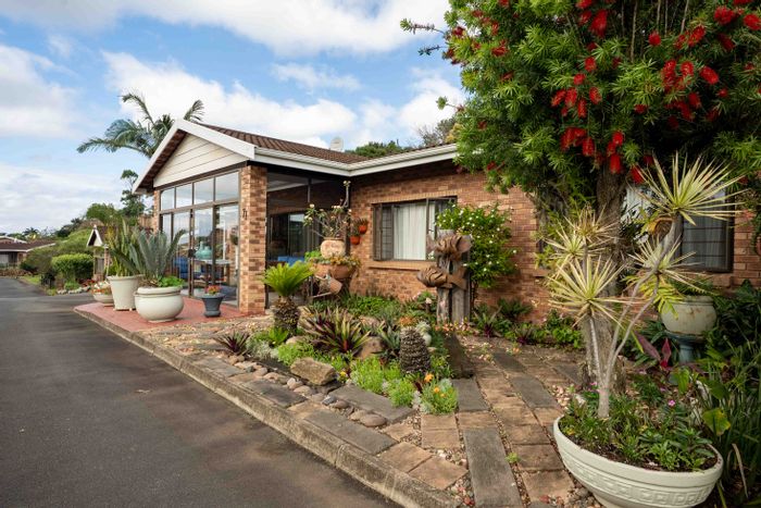 Freeland Park Townhouse For Sale: 3 beds, double garage, pet-friendly community amenities.