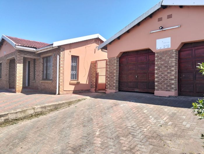 Spacious 5-bedroom apartment in Mthatha Central, To Rent, near amenities.