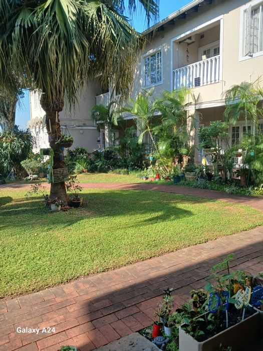 Glenwood Apartment To Rent: 1-Bedroom with garden access, meals, and pet-friendly amenities.