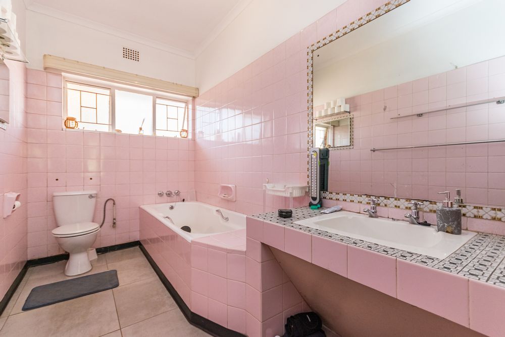 En-suit Bathroom - Main Bedroom