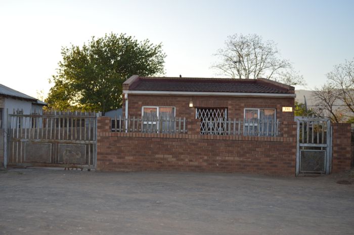 Mlungisi House For Sale: 3 bedrooms, study, garage, close to schools and transport.