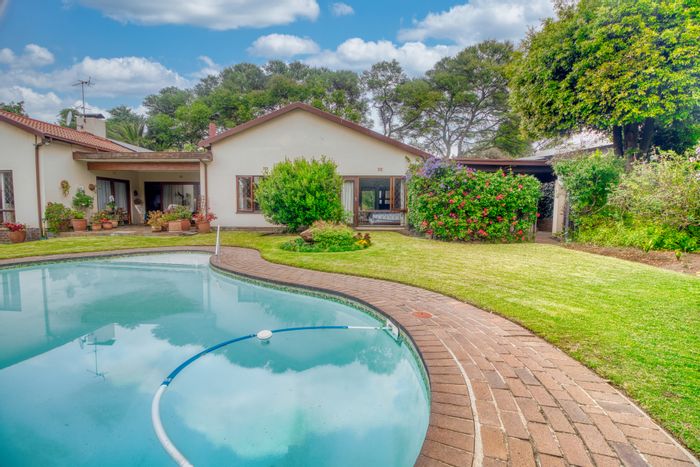 For Sale: House in Randpark Ridge with pool, cottage, borehole, and solar power.