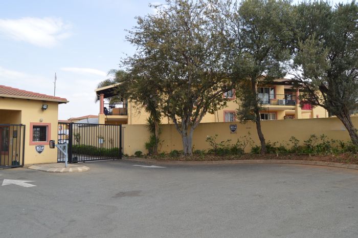 Sundowner Apartment To Rent: 2 bedrooms, ensuite, communal garden, 24-hour security.