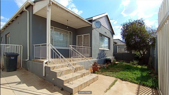 Kensington House For Sale: 3 beds, flatlet, near Rhodes Park amenities.