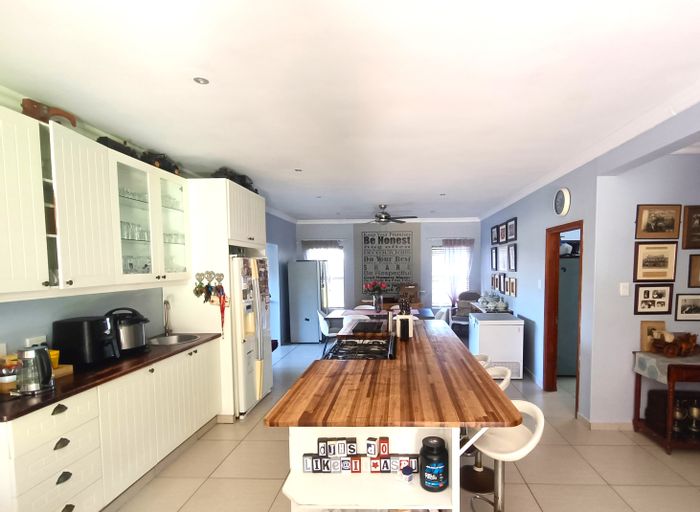 For Sale: House in Meer En See with 4 beds, pool, study, and 3 garages.