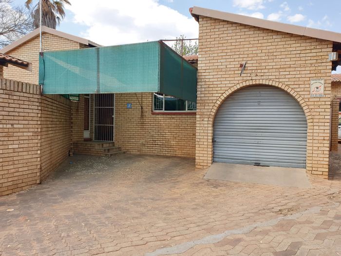 Townhouse to Rent in Roosheuwel: 2 bedrooms, pool, garage, secure complex.