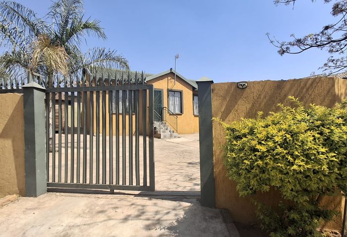 For Sale: House in Mamelodi East with 3 bedrooms, carport, and spacious yard.