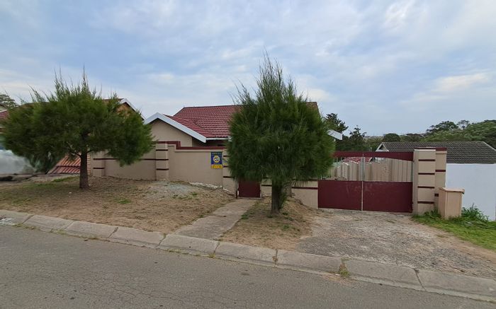 Haven Hills House For Sale: 3 bedrooms, double garage, braai area, secure living.