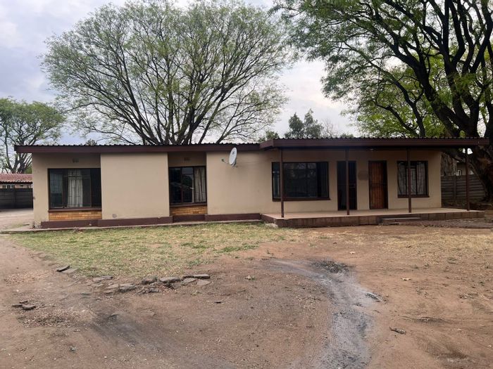 For Sale: House in Oos Einde with two flats, ample parking, and rental potential.