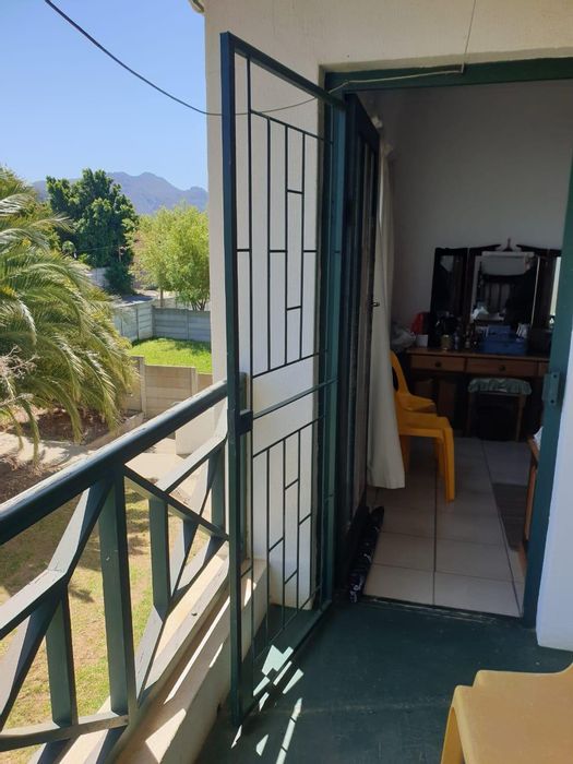 For Sale: Apartment in Theewaterskloof with 2 beds, garage, near amenities.