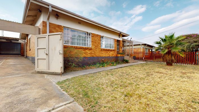 Spacious Sunnyridge house with 4 bedrooms, large entertainment area, and toolshed. For Sale.
