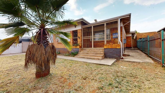Spacious Sunnyridge house with 4 bedrooms, large entertainment area, and toolshed. For Sale.