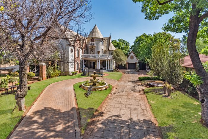 Versatile 9-bedroom house with pool, garden, and business potential in Clubview. For Sale.