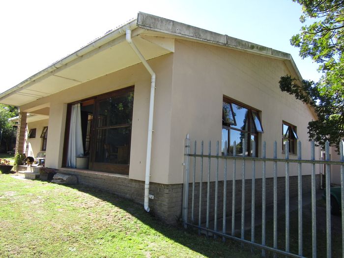 Boskloof House For Sale: Family home with flatlet, spacious garden, ample parking.