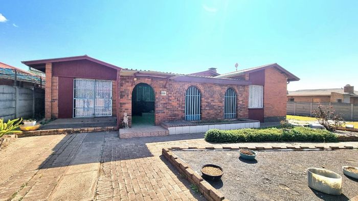 For Sale: 5-bedroom house in Vanderbijlpark CW 4 with flatlet potential.