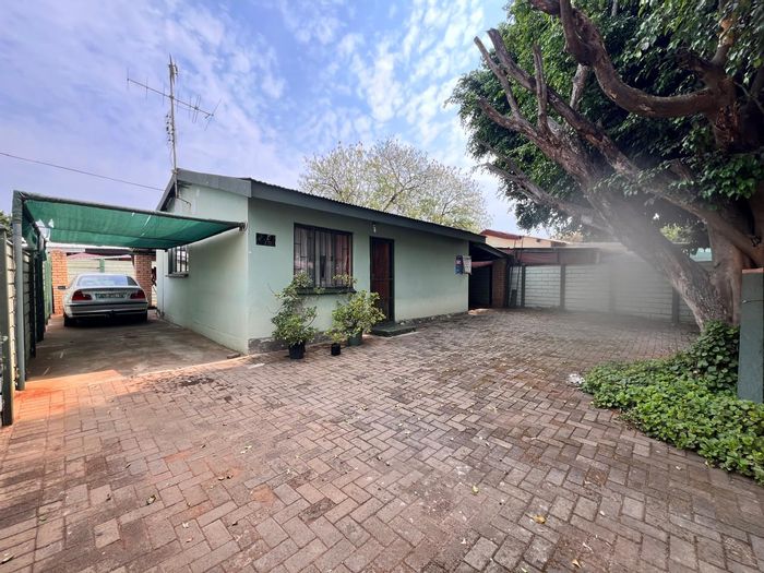 Geelhoutpark House For Sale: 2 Bedrooms, 1 Bathroom, 2 Carports, Quiet Area.