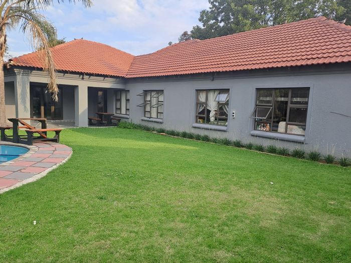For Sale: House in Sharon Park with pool, garage, and security features.