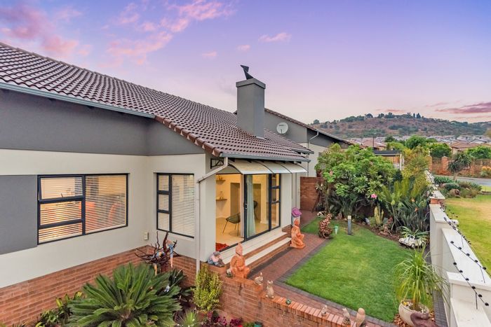 For Sale: 3-Bedroom Townhouse in Amorosa with private garden and double garage.