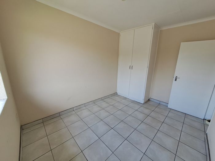 Rensburg Apartment To Rent: 2 Bedrooms, Pre-Paid Electricity, Covered Parking.