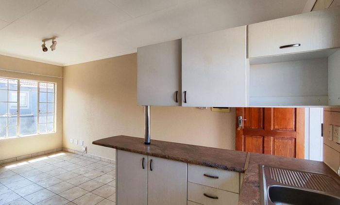 One-bedroom apartment in Comet for sale, includes parking and spacious lounge.