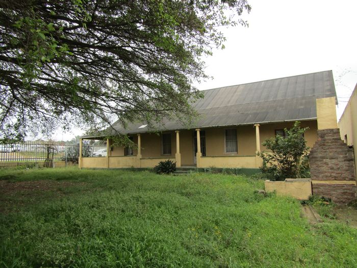 Historic 7-room house in Humansdorp Central, ideal for business or family living.