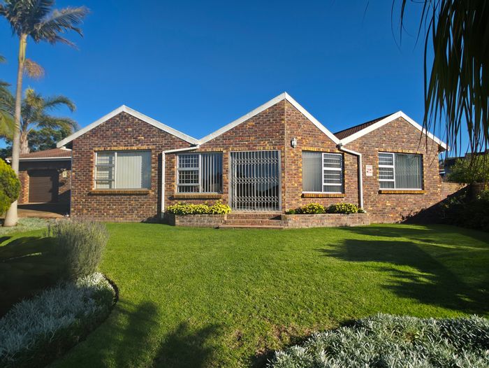 For Sale: House in Noorsekloof with 3 beds, entertainment area, solar power.