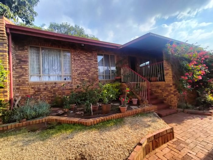 2-Bedroom Retirement Unit for Sale in Amandasig with Community Amenities and Garage.