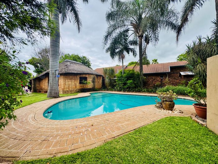Doornpoort House For Sale: 3 Bedrooms, pool, lapa, staff quarters, solar system.