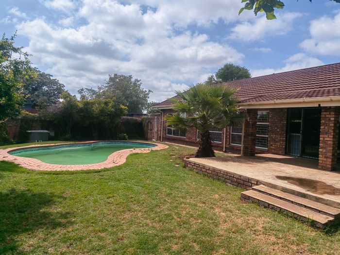 Rensburg House For Sale: 5 Bedrooms, Pool, Study, Garages, Storage Space.