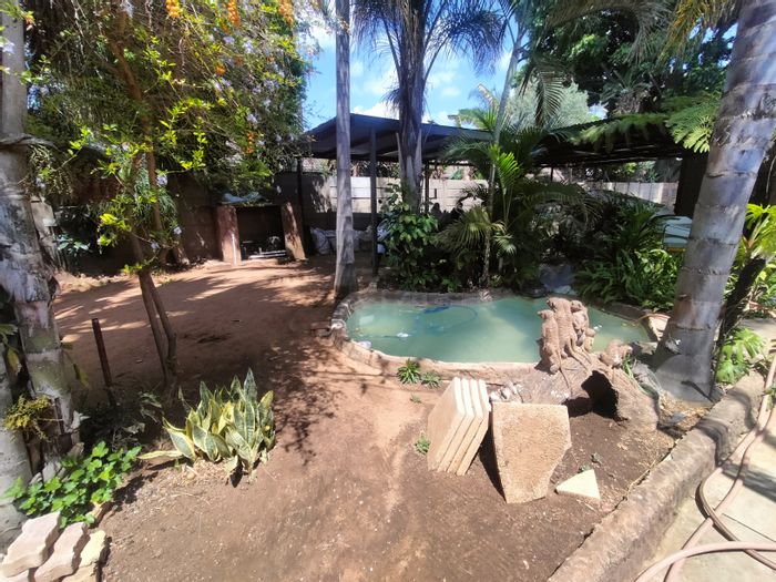 For Sale: House in Pretoria North with 3 units, borehole, splash pool, ample parking.