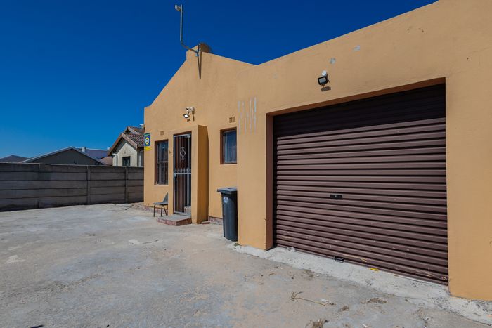 For Sale: House in Heather Park with 3 bedrooms, 2 baths, and secure parking.