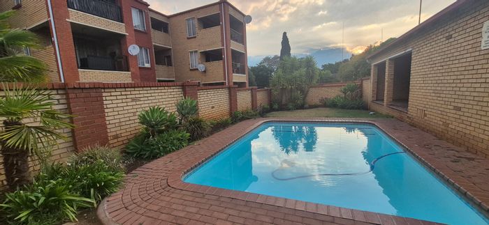 Die Hoewes Apartment For Sale: 2 beds, pool, balcony, secure living, great location.
